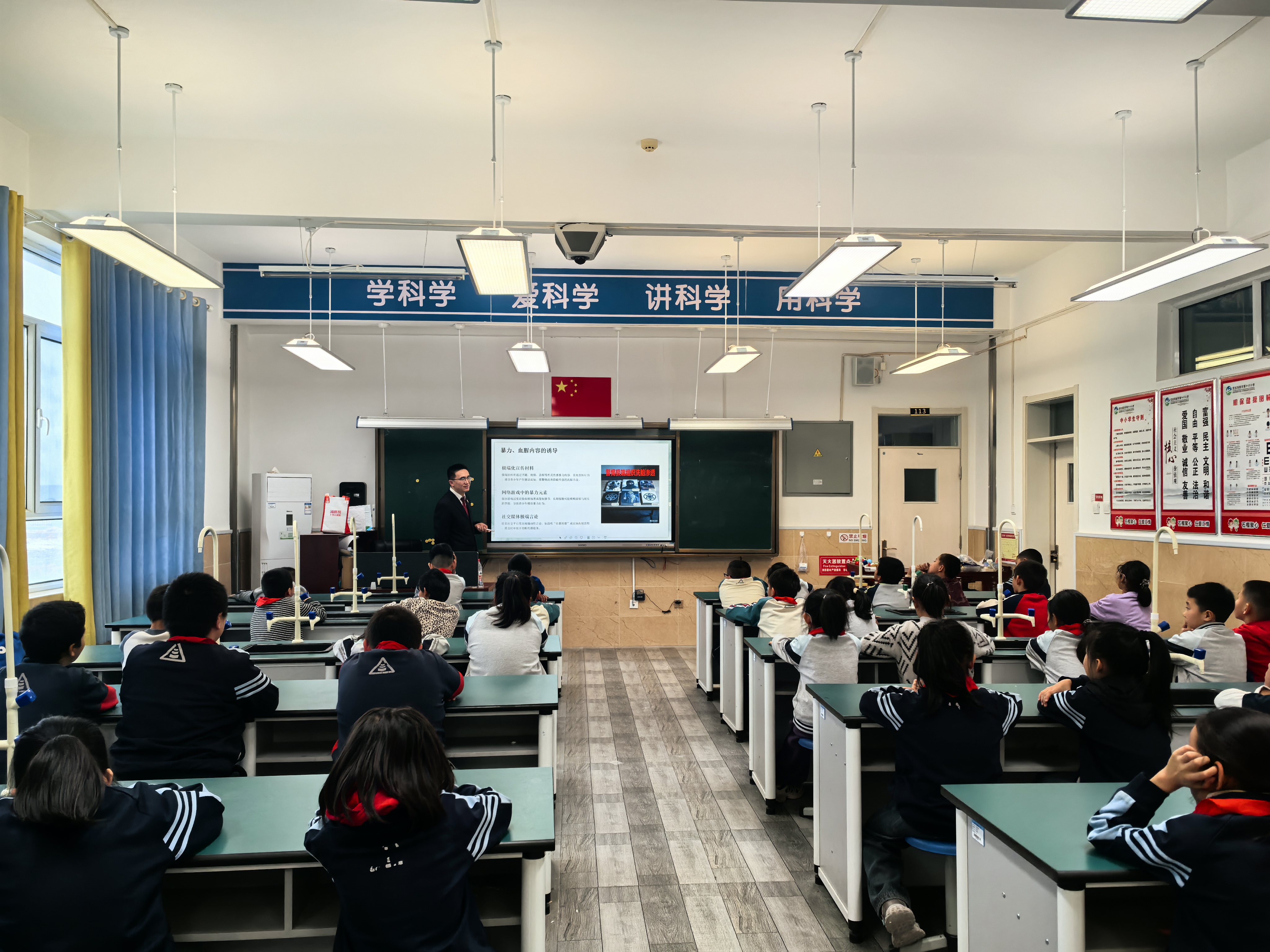 拍摄者:白碱滩区人民检察院 王泓頔13399006009 12月23日第十六小学讲《中华人民共和国反恐怖主义法》6.jpg