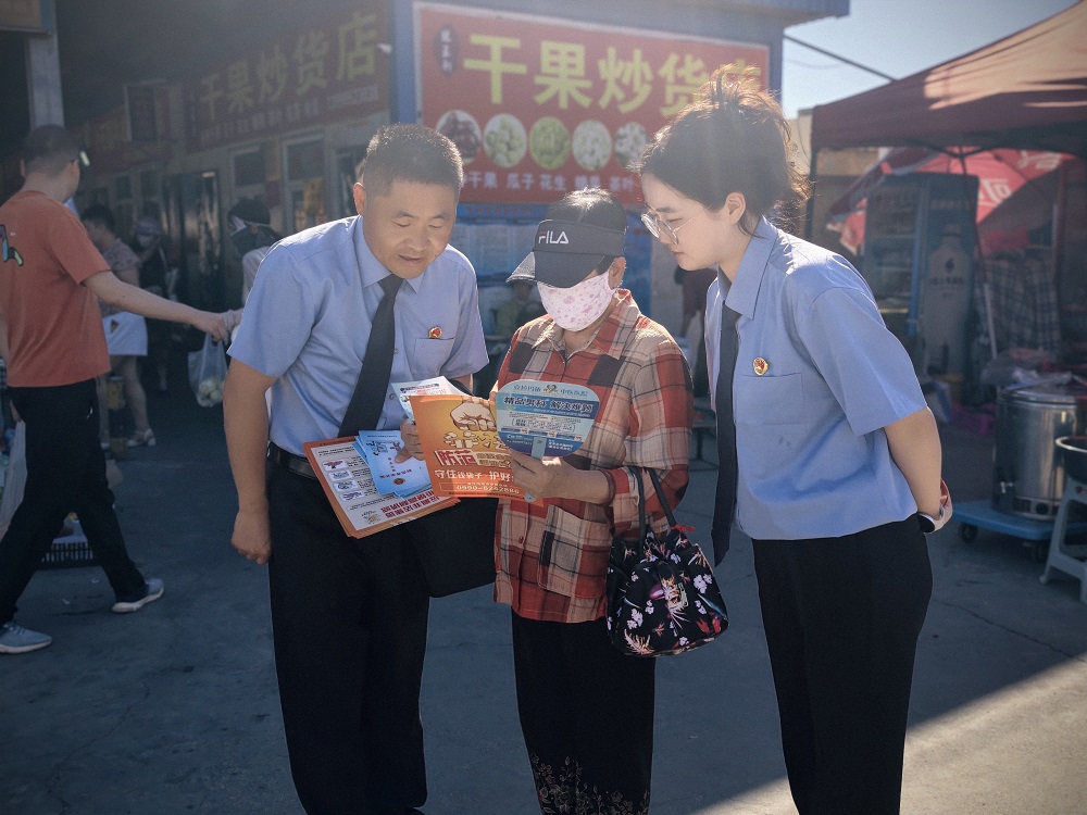 6月15日在鑫塔早市开展防范养老诈骗宣传,拍摄人:王旭泰15101264892.jpg